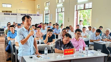 Đại diện các hộ nhân dân xã Đông Phương (huyện Kiến Thụy) nêu ý kiến tại đối thoại.
