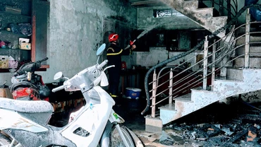 Lực lượng chữa cháy khẩn trương dập tắt đám cháy và chống cháy lan.