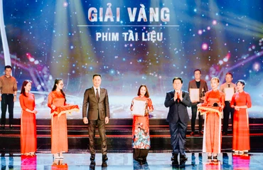 Bí thư Trung ương Đảng, Trưởng Ban Tuyên giáo Trung ương Nguyễn Trọng Nghĩa và Tổng Giám đốc Đài Truyền hình Việt Nam Lê Ngọc Quang trao giải Vàng tặng các tác giả.