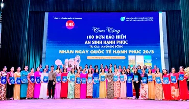 Trao tặng phụ nữ có hoàn cảnh khó khăn gói bảo hiểm “An sinh hạnh phúc”.
