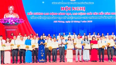 Biểu dương, tôn vinh và trao bằng khen tặng các lao động giỏi.
