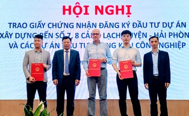 Trao giấy chứng nhận đầu tư cho 3 doanh nghiệp FDI.