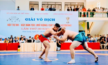 Một pha tranh tài trong giải vô địch vật tự do-vật dân tộc Cúp Báo Hải Phòng.