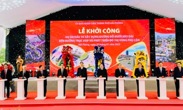 Các đại biểu nhấn nút khởi công dự án đầu tư xây dựng đường Đỗ Mười kéo dài.