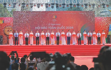 Các đại biểu cắt băng khai mạc Hội Báo toàn quốc 2024. Ảnh: Thành Đạt.