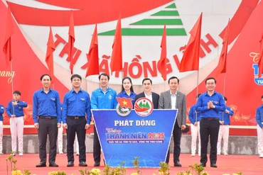 Các đồng chí đại diện lãnh đạo Trung ương Đoàn và tỉnh Hà Tĩnh thực hiện nghi lễ phát động Tháng Thanh niên năm 2025.
