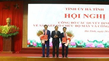 Bí thư Tỉnh ủy Hoàng Trung Dũng trao quyết định, tặng hoa chúc mừng hai đồng chí Bí thư Đảng ủy các cơ quan Tỉnh ủy và Bí thư Đảng ủy Ủy ban nhân dân tỉnh.