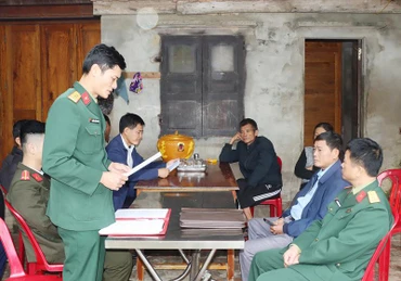 Cán bộ Ban Chỉ huy Quân sự huyện Đức Thọ đọc quyết định xử phạt công dân không thực hiện nghĩa vụ quân sự. (Ảnh: Sang Sơn)