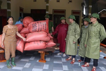 Lãnh đạo huyện Cẩm Xuyên đi kiểm tra, hỗ trợ và động viên các hộ dân chủ động ứng phó với tình hình mưa lũ.