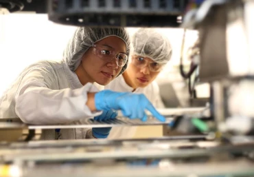 Lao động làm việc tại nhà máy lắp ráp và thử nghiệm vi mạch điện tử của Công ty TNHH Intel Products Việt Nam.