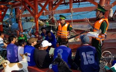Bộ đội Biên phòng tỉnh Kiên Giang tuyên truyền, vận động ngư dân chấp hành nghiêm các quy định trong khai thác hải sản. Ảnh: Việt Tiến