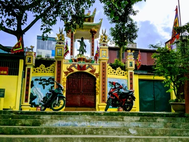 Tượng Đức Thánh Trần trên nóc tam quan Sơn Hải linh từ.