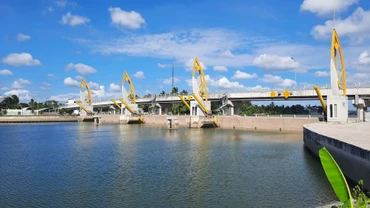 Công trình cống ngăn mặn ở huyện Vũng Liêm (Vĩnh Long) giúp bảo vệ nguồn nước tưới tiêu cho nông nghiệp địa phương khi độ mặn lên cao. Ảnh: Nam Long 