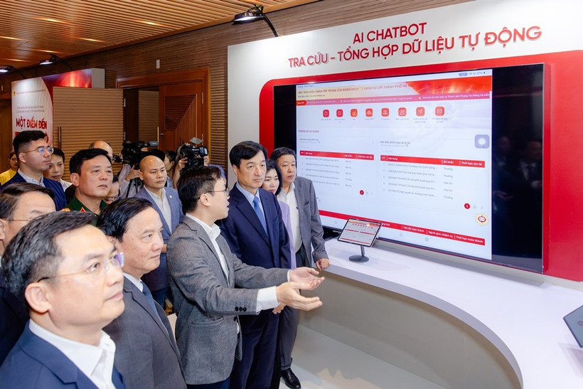 Bí thư Thành ủy Hà Nội Nguyễn Duy Ngọc nghe giới thiệu các giải pháp AI của FPT.