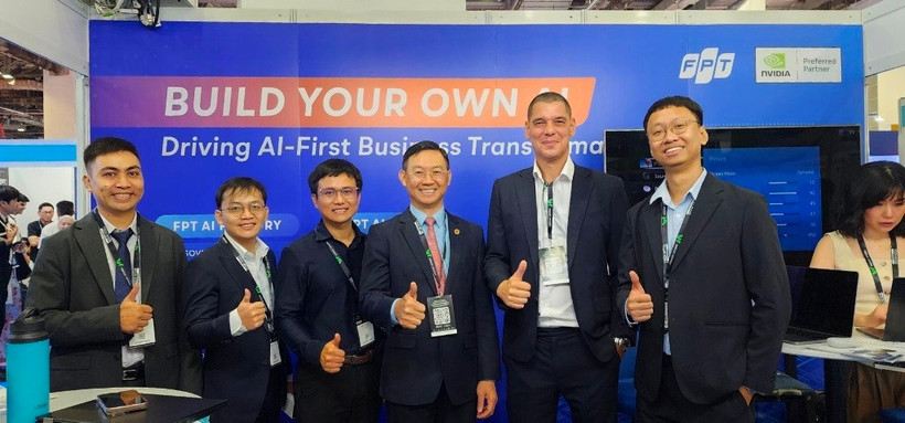 Đại sứ Việt Nam tại Singapore tham quan gian hàng FPT.