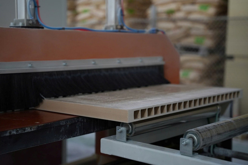 Một công đoạn trong sản xuất gỗ nhựacomposite bằng phương pháp ép đùn.