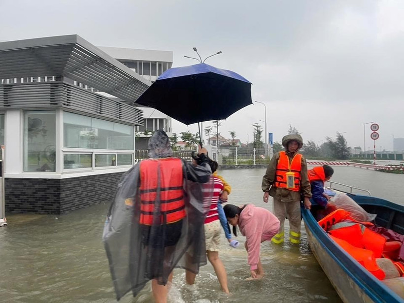 Lực lượng chức năng đưa bà con trong vùng ngập nặng đến tránh trú tại FPT School Huế.