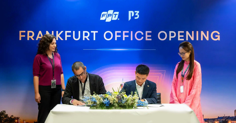 FPT và EmbedIT ký kết thỏa thuận hợp tác chiến lược trong lễ khai trương văn phòng mới của FPT tại Frankfurt, Đức.