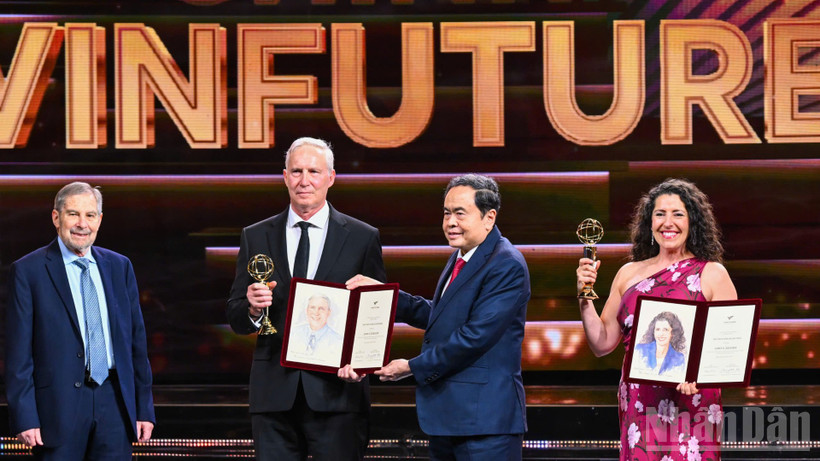 Chủ tịch Quốc hội Trần Thanh Mẫn trao giải thưởng Chính VinFuture 2025 cho các nhà khoa học. Ảnh: THÀNH ĐẠT