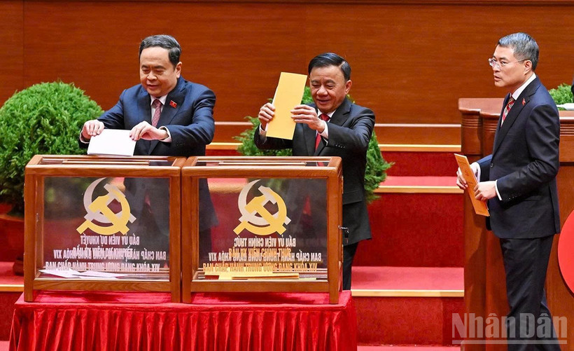Chủ tịch Quốc hội Trần Thanh Mẫn, Thường trực Ban Bí thư Trần Cẩm Tú, Trưởng Ban Tổ chức Trung ương Lê Minh Hưng bỏ phiếu bầu Ủy viên Trung ương chính thức và Ủy viên dự khuyết Ban Chấp hành Trung ương Đảng khóa XIV.