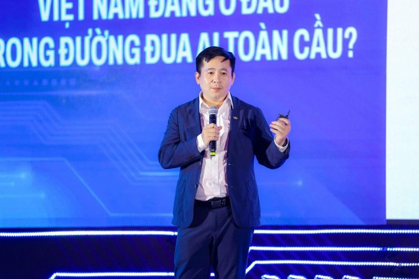Ông Lê Hồng Việt, Tổng giám đốc FPT Smart Cloud, Tập đoàn FPT trình bày tham luận tại sự kiện AI4VN.