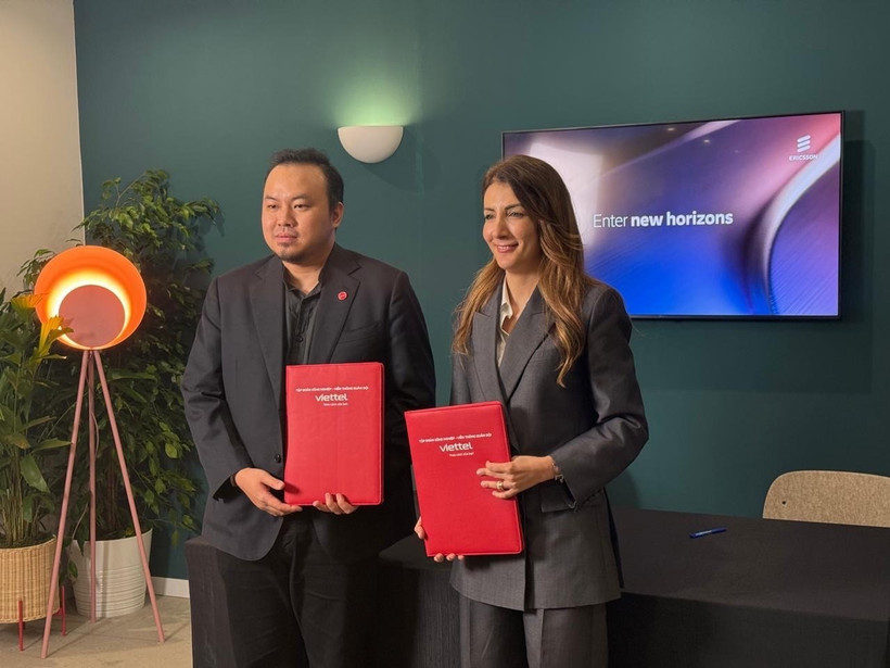 Bà Rita Mokbel, Chủ tịch Ericsson Việt Nam, và ông Lê Quang Hiếu, Phó Tổng giám đốc, Viettel Networks tại buổi lễ ký kết.
