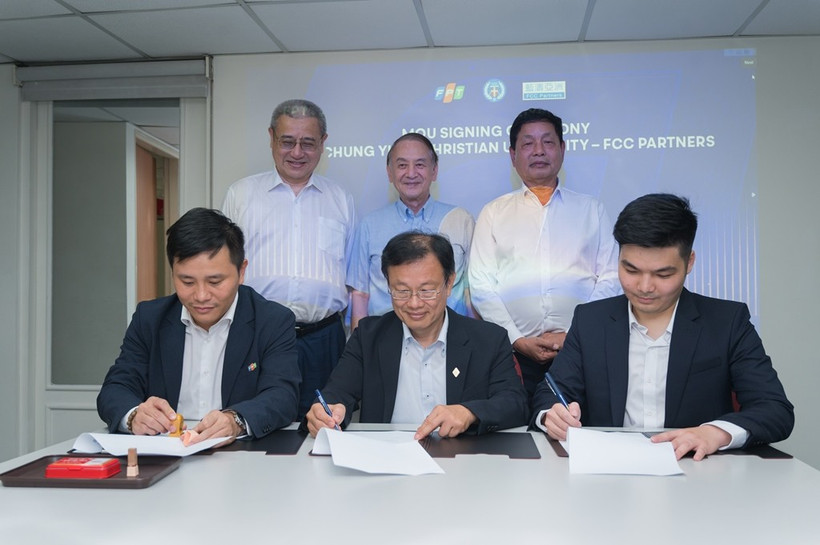 Đại diện FPT, CYCU và FCC Partners Inc ký kết hợp tác.