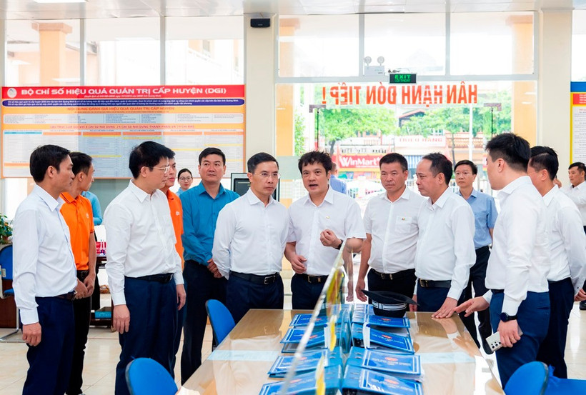 Lãnh đạo tỉnh Quảng Ninh và Tổng Giám đốc FPT khảo sát trong ngày đầu triển khai mô hình chính quyền hai cấp mới.