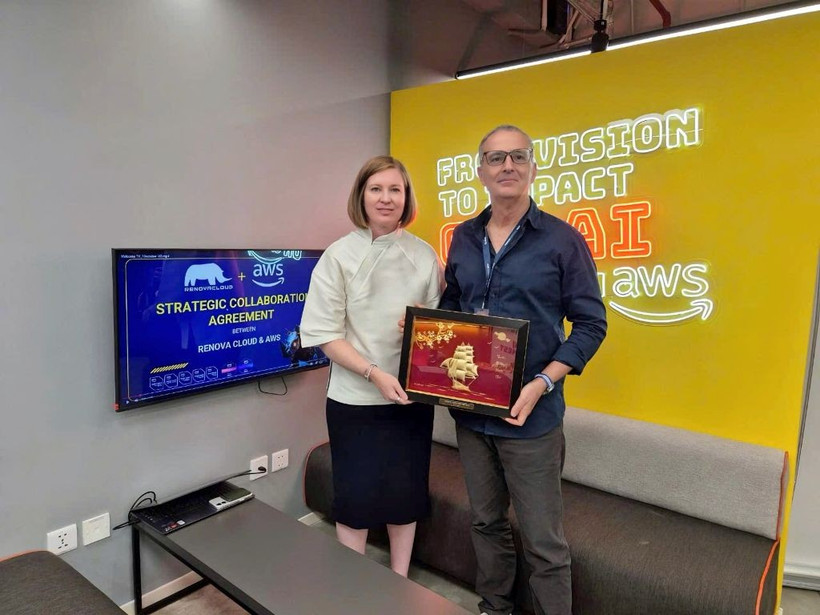Bà Kirsten Gilbertson, Giám đốc Quản lý đối tác, AWS khu vực ASEAN, và ông Doron Shachar, CEO của Renova Cloud.