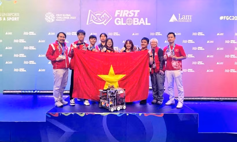 Trương Công Minh Quân (THPT FPT Đà Nẵng - thứ hai từ trái sang) và Nguyễn Trang Bảo Thy (THPT FPT Cần Thơ - thứ ba từ trái sang) cùng đội tuyển thi đấu trực tiếp tại FIRST Global Challenge (Panama) ngày 1/11 vừa qua