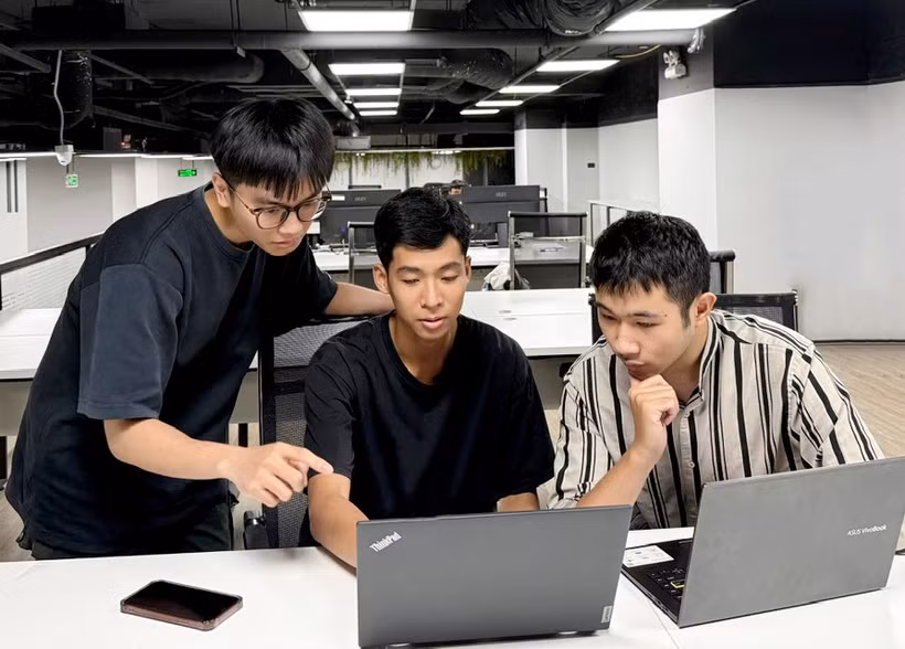 Sinh viên tìm hiểu về an ninh mạng.