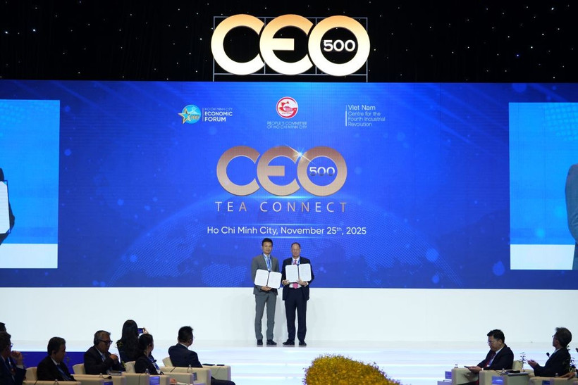 Ông Vũ Anh Tú, Giám đốc Công nghệ Tập đoàn FPT và ông Alex Hambly, Tổng Giám đốc Hội đồng đầu tư của Tập đoàn VinaCapital công bố hợp tác giữa FPT và VNC.