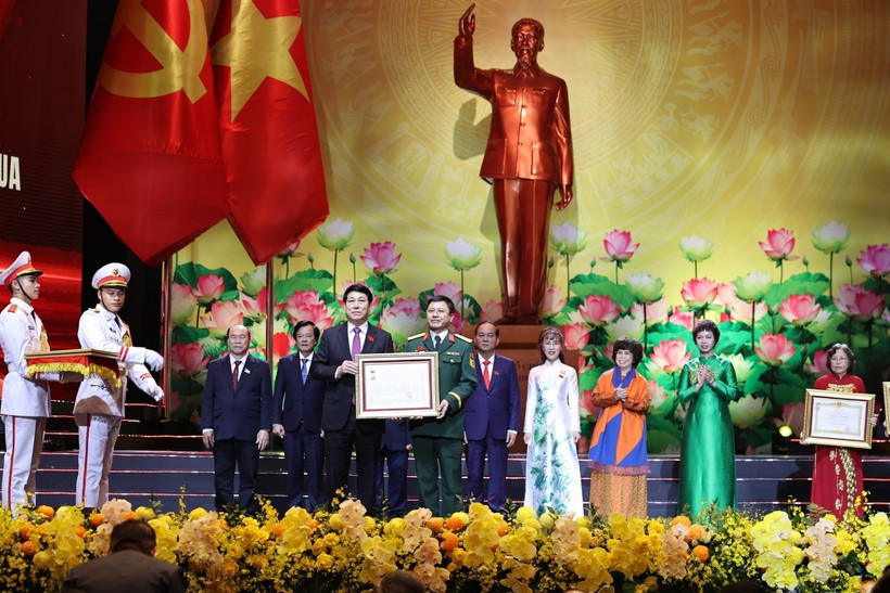 Chủ tịch nước Lương Cường trao danh hiệu Anh hùng lao động tặng Công ty Viettel Campuchia.