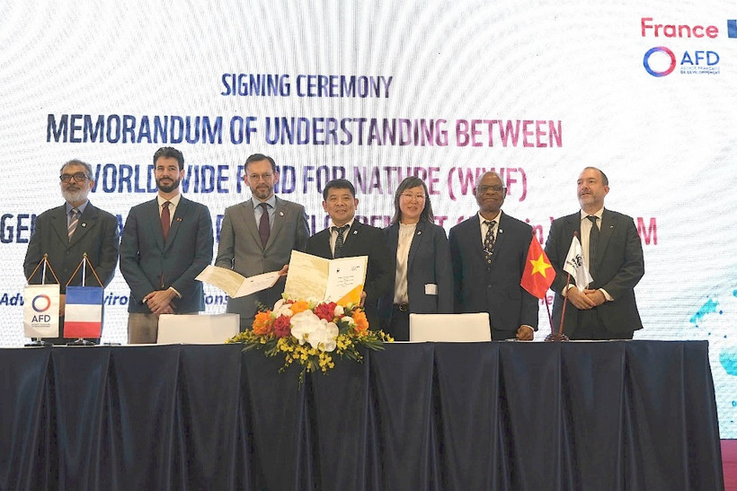 Đại diện WWF-Việt Nam và AFD Việt Nam ký Biên bản ghi nhớ. Ảnh: WWF-Việt Nam/Hương Mai 