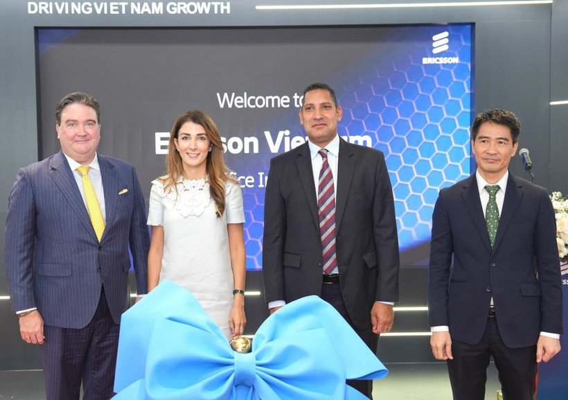 Cắt băng khai trương văn phòng mới Ericsson Việt Nam.