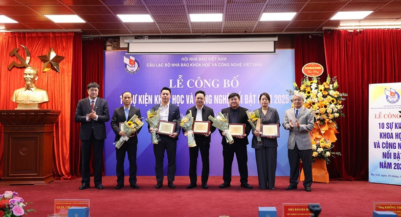 Trao tặng hoa và chứng nhận cho các cá nhân, tập thể được bình chọn sự kiện nổi bật.