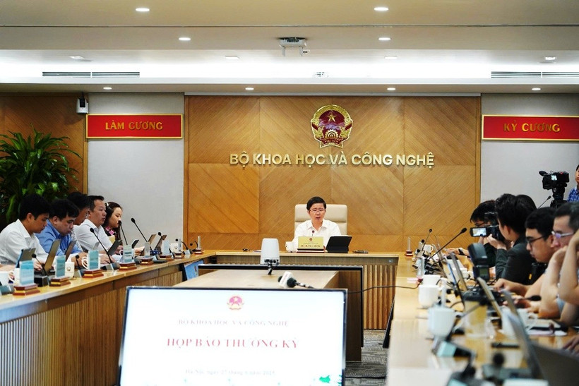 Thứ trưởng Bùi Hoàng Phương trao đổi các nội dung tại cuộc họp báo.