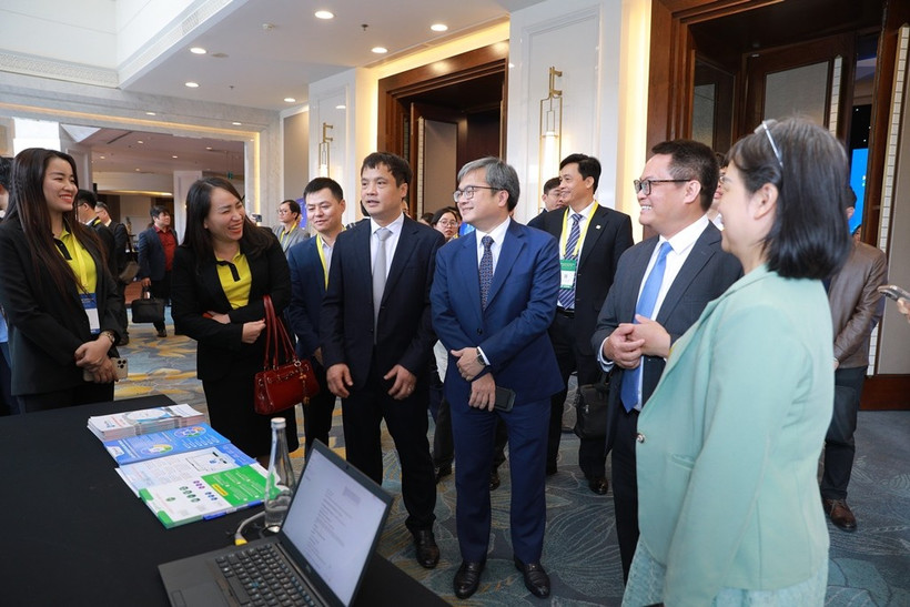 Các đại biểu tham quan triển lãm bên lề Hội nghị Thành phố Thông minh Việt Nam-châu Á 2025.