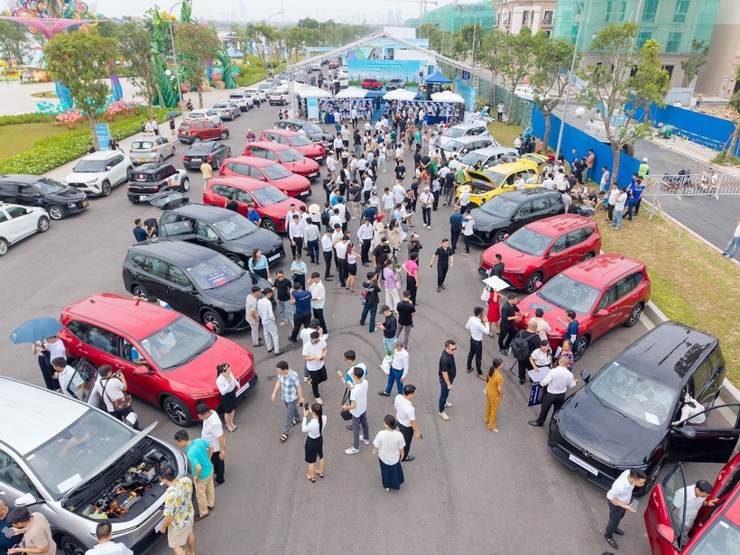 Lễ bàn giao lô xe VinFast Limo Green đầu tiên được tổ chức trong khuôn khổ “Ngày hội Xanh - Thu xe xăng, lên đời xe Xanh” đang diễn ra tại Khu đô thị Vinhomes Global Gate (Đông Anh, Hà Nội).