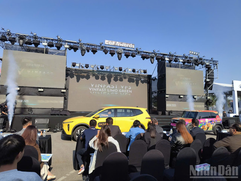 VinFast trình diễn 2 mẫu xe Limo green và VF3 trên sân khấu lễ khai mạc triển lãm.
