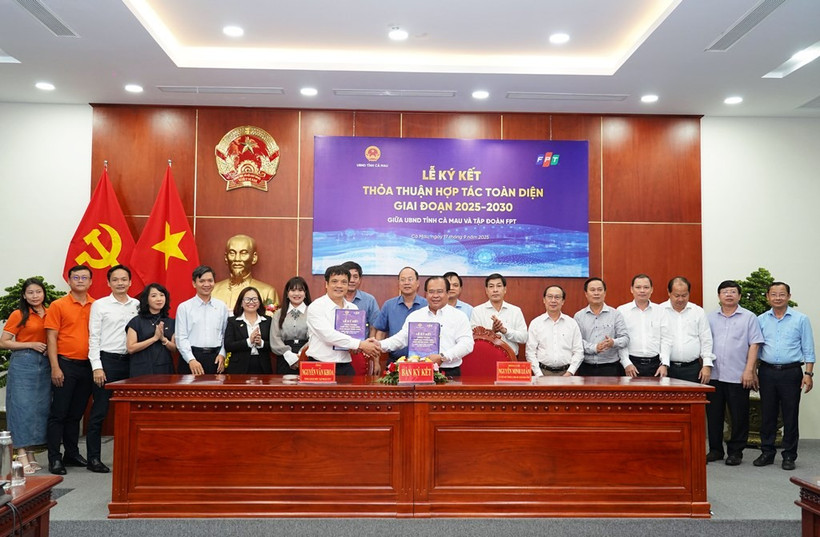 Ông Nguyễn Minh Luân, Ủy viên Ban thường vụ Tỉnh ủy, Phó Chủ tịch UBND tỉnh và ông Nguyễn Văn Khoa, Tổng giám đốc Tập đoàn FPT đại diện ký kết hợp tác toàn diện giai đoạn 2025-2030.