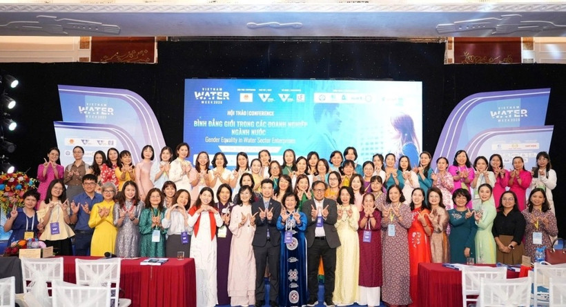 Các đại biểu tham dự Hội thảo “Bình đẳng giới trong các doanh nghiệp ngành Nước" chụp ảnh lưu niệm. Ảnh: CHUNG ANH
