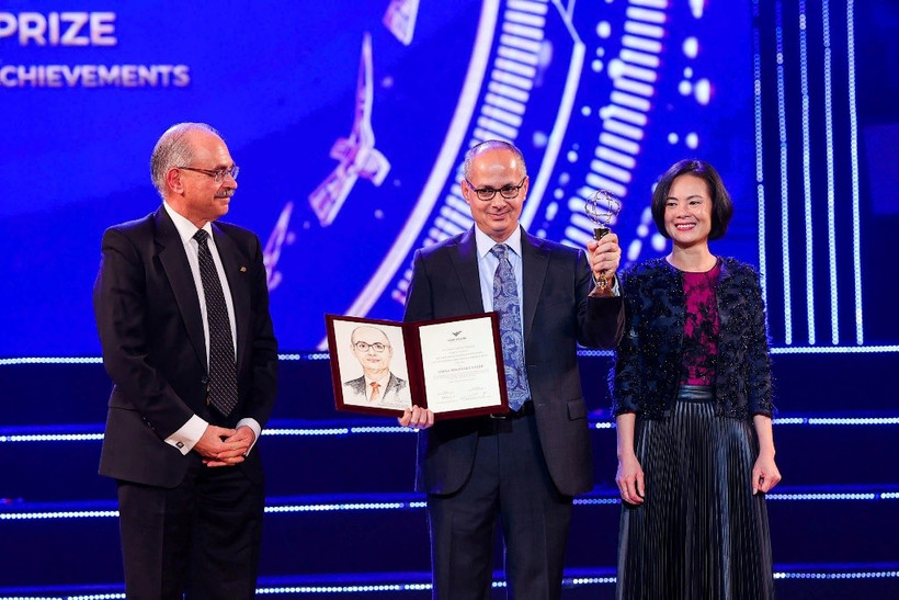 GS Omar M. Yaghi đã giành giải Đặc biệt dành cho nhà khoa học nghiên cứu về lĩnh vực mới của Giải thưởng VinFuture 2021.