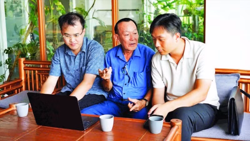 Nhóm kỹ sư trẻ học hỏi, trao đổi kỹ thuật nông nghiệp với Phó Giáo sư, Tiến sĩ Phạm Tiến Dinh - Viện Nông nghiệp Việt Nam.