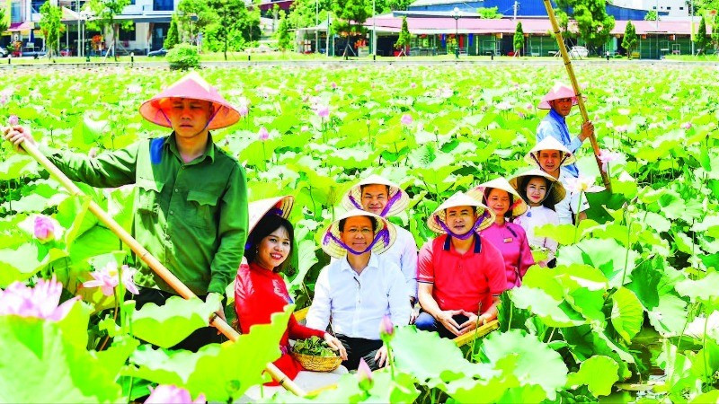 Đại diện các doanh nghiệp thuộc Câu lạc bộ Lữ hành UNESCO Hà Nội khảo sát tour du lịch mới tại Hải Dương.