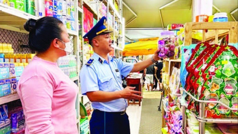 Lực lượng chức năng tỉnh Gia Lai kiểm tra hàng hóa tại một cửa hàng tạp hóa ở thành phố Pleiku. (Ảnh LÊ SỸ) buon-ban-hang-lau-hang-gia-2485.jpg
