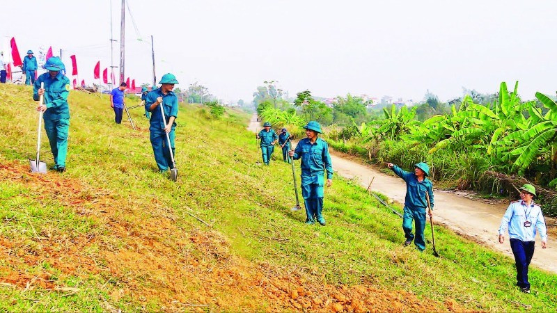 Văn phòng Ban Chỉ huy Phòng, chống thiên tai và Tìm kiếm cứu nạn thành phố Hà Nội phối hợp huyện Ba Vì diễn tập bảo vệ đê điều. (Ảnh KIM NHUỆ)