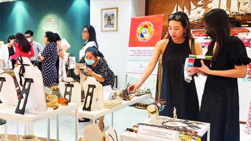 Doanh nghiệp Thành phố Hồ Chí Minh trưng bày sản phẩm tại Showroom Trung tâm Xúc tiến Thương mại và Đầu tư Thành phố. (Ảnh CAO TÂN)