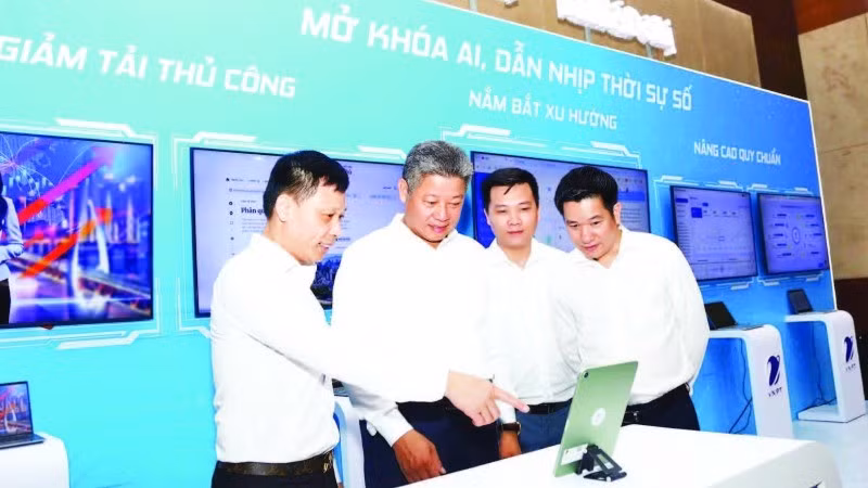 Lãnh đạo thành phố Hà Nội trải nghiệm không gian ứng dụng AI trong quản trị tòa soạn thông minh. (Ảnh QUỲNH ANH).