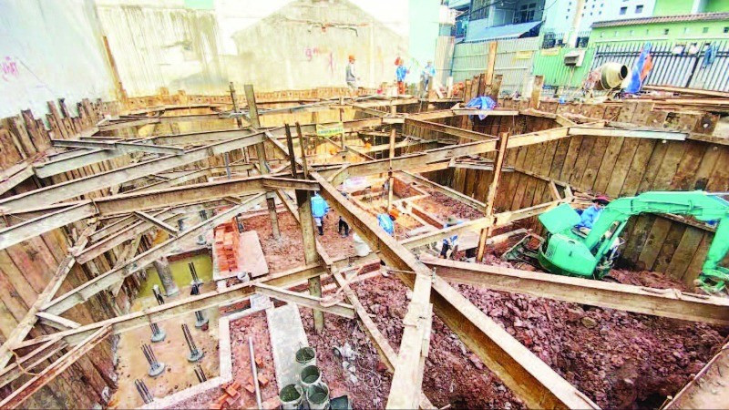Một công trình xây dựng đang thi công tại quận Tân Phú.